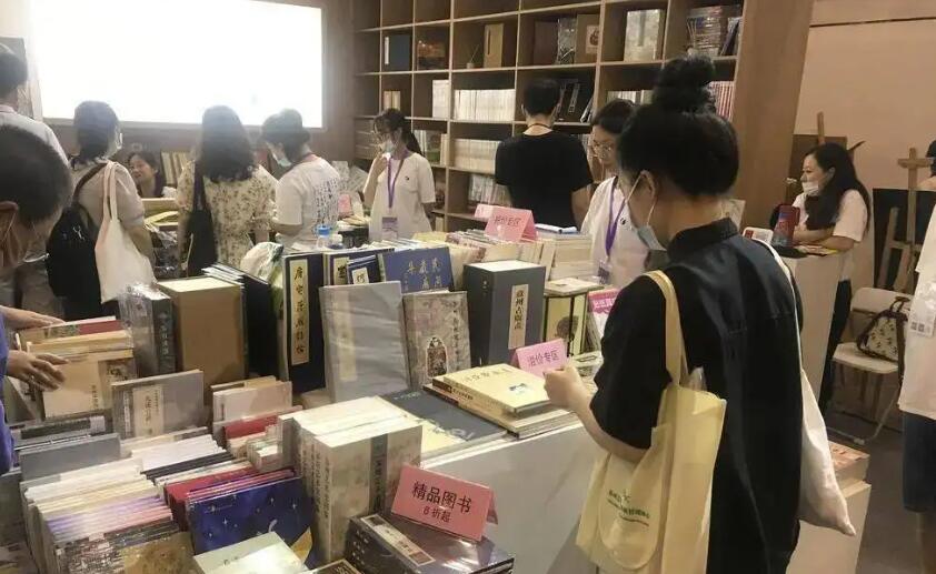 大学旁的寂寞书店 从惨淡经营到重新出发的智慧转身